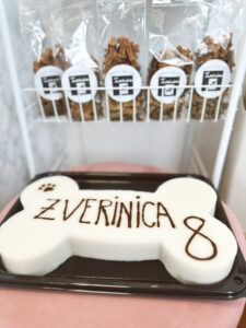 Slika pasjih piškotkov in torte.